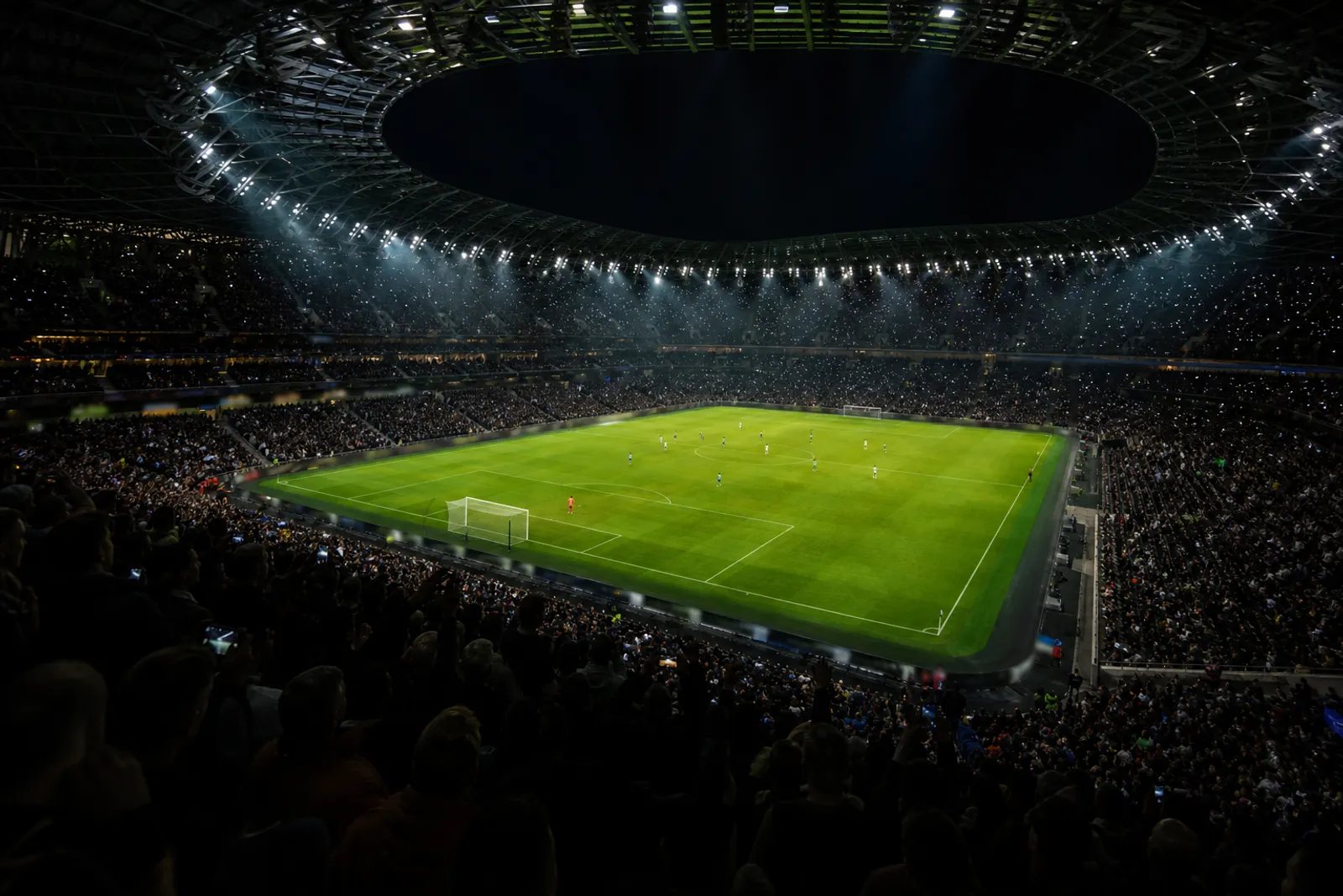 Estadio de fútbol iluminado en un partido nocturno — el tipo de deporte en directo por el que se compara el mejor IPTV en España
